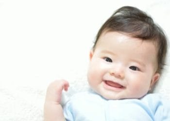 Jangan Pernah Mencoba Menggunakan Make Up pada Bayi, Ini Bahaya Kesehatan yang Mengancam