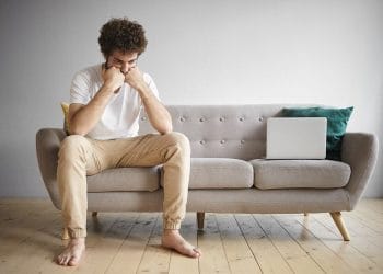 Stres Trauma Sekunder Mengapa Berita Negatif Bisa Menyebabkan Kelelahan Mental Parah