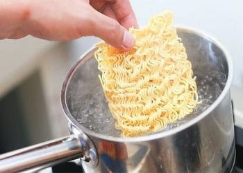Bolehkan Air Rebusan Mie Instan Dikonsumsi? Ini Penjelasan Ahli Gizi