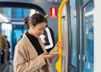 8 Kebiasaan Unik Gen Z di Angkutan Umum yang Mengganggu Orang Lain