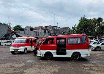 perjalanan dengan angkutan umum