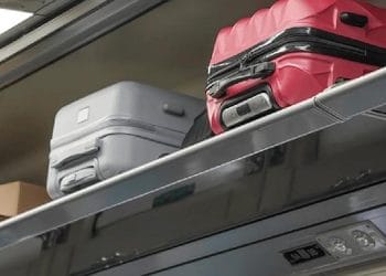 Empat Trik Simpan Barang di Atas Kursi Pesawat