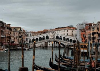 Berendam di Kanal Venesia, Wisatawan Dihukum dan Dikucilkan