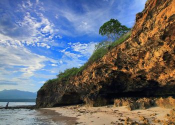 7 Pantai Tersembunyi di Manggarai Timur yang Menakjubkan
