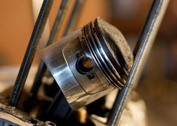 5 Alasan Motor Mengeluarkan Asap Putih Meski Oli Baru Diubah