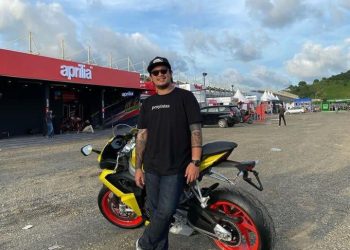 9 Gaya OOTD Santai Pria untuk Nonton MotoGP