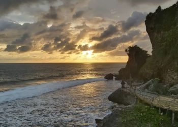 Pesona Pantai Ngobaran: Wisata Alam dan Spiritual