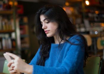 Jika Seseorang Posting 7 Hal Ini, Mereka Bisa Kesepian Meski Tampak Bahagia