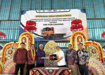 Perluas Cakupan Manfaat, KTB Sumbangkan Unit Mitsubishi Fuso Fighter ke SMK PGRI 2 Badung