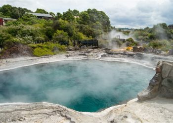 12 Tempat Panas Jawa Barat untuk Pemulihan