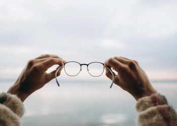 5 Perbedaan Mata Minus dan Plus yang Wajib Kamu Ketahui