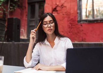 Tak Terlihat, Tapi Hebat! 7 Kekuatan INTJ yang Membuat Mereka Paham Solusi Lebih Cepat