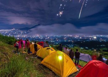 Puncak Tertinggi Indonesia yang Memikat Pendaki Dunia