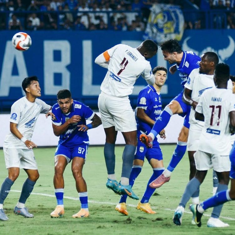 Suasana sebelum Andrew Jung mencetak gol pembuka Persib saat jumpa PSM pada laga tunda pekan kedelapan Super League 2025/2026 (foto ttps://www.msn.com)
