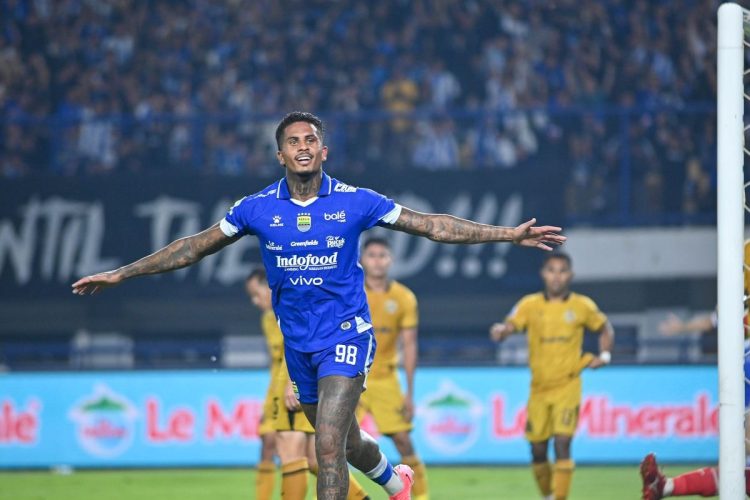 Penyerang Persib Bandung, Ramon Tanque, merayakan gol ke gawang Bhayangkara FC. Duel Persib vs Bhayangkara FC digelar di Stadion Gelora Bandung Lautan Api (GBLA), Bandung, pada Minggu (21/12/2025) pukul 19.00 WIB.(KOMPAS.com/ADIL NURSALAM)