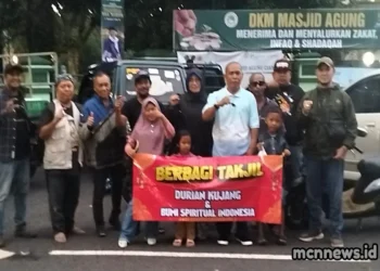 H. Raden Wahyu memilih berbagi takjil