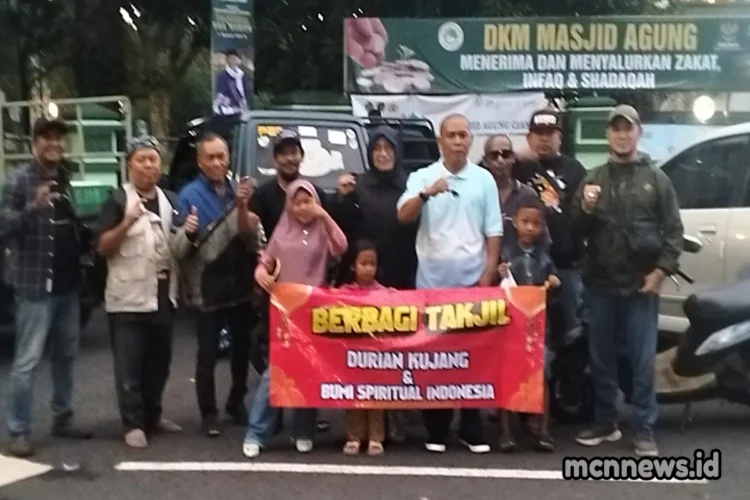 H. Raden Wahyu memilih berbagi takjil