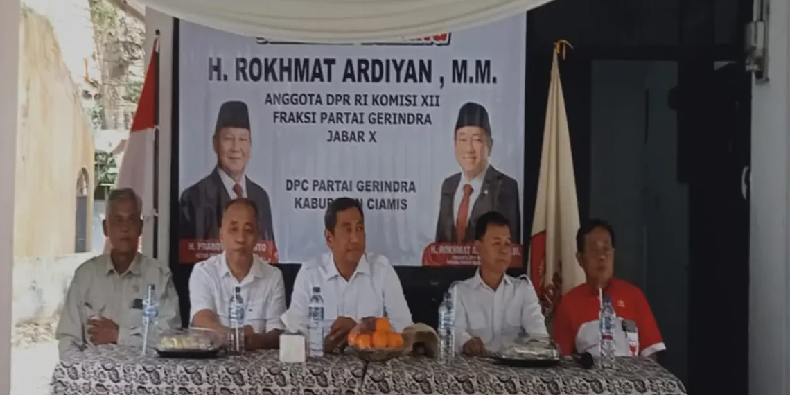 Anggota DPR RI Rokhmat Ardiyan menyerahkan bantuan
