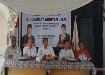 Anggota DPR RI Rokhmat Ardiyan menyerahkan bantuan