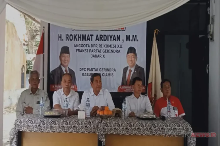 Anggota DPR RI Rokhmat Ardiyan menyerahkan bantuan