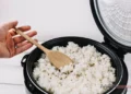 7 kebiasaan yang menyebabkan rice cooker bau