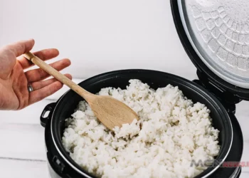 7 kebiasaan yang menyebabkan rice cooker bau